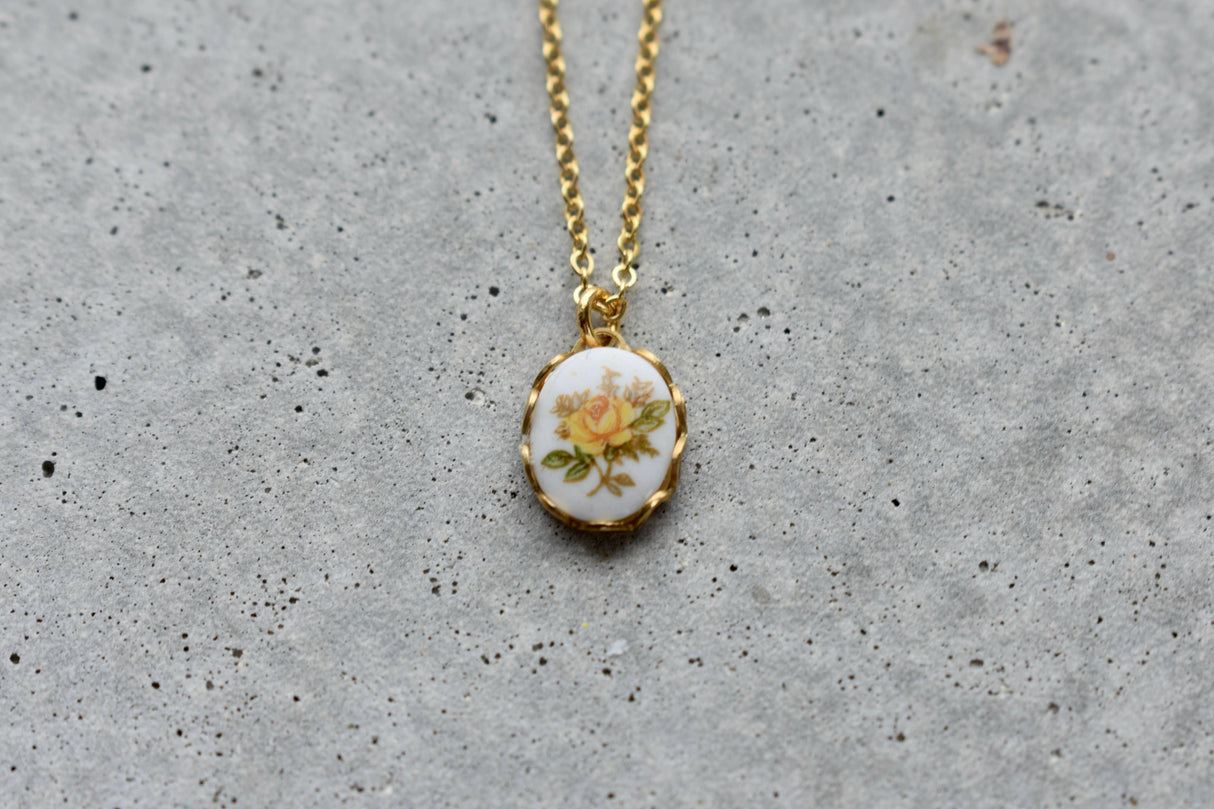 Vintage Floral Necklace - Yellow Rose