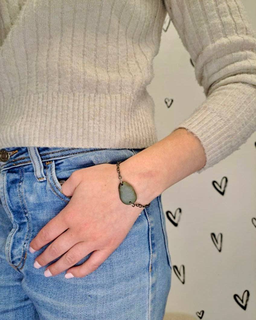 Single Stone Fixed Bracelet: Antique brass