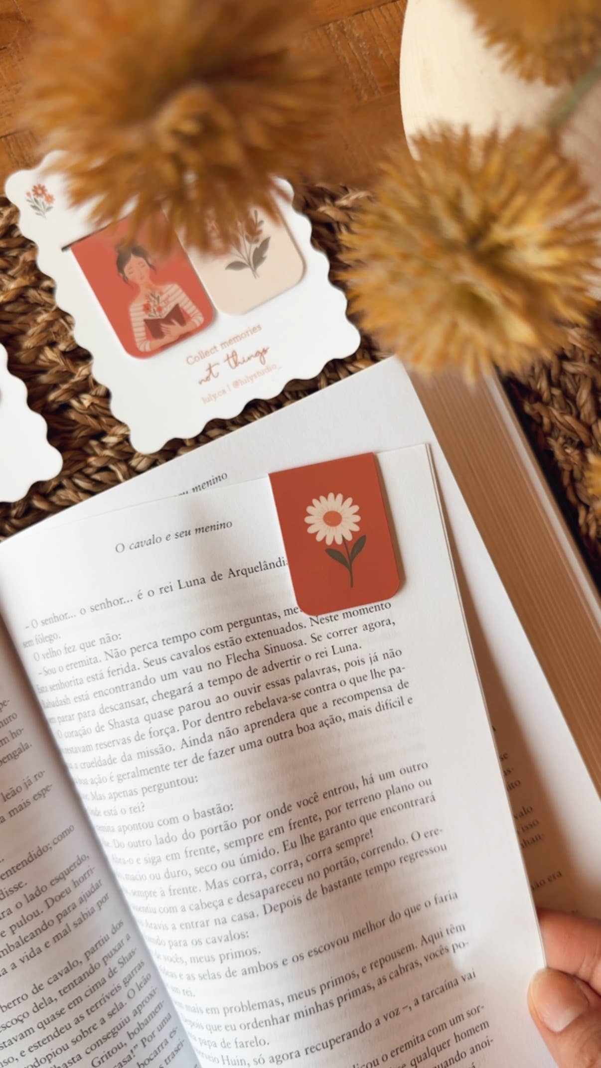 Magnetic Bookmark | Book and Flowers