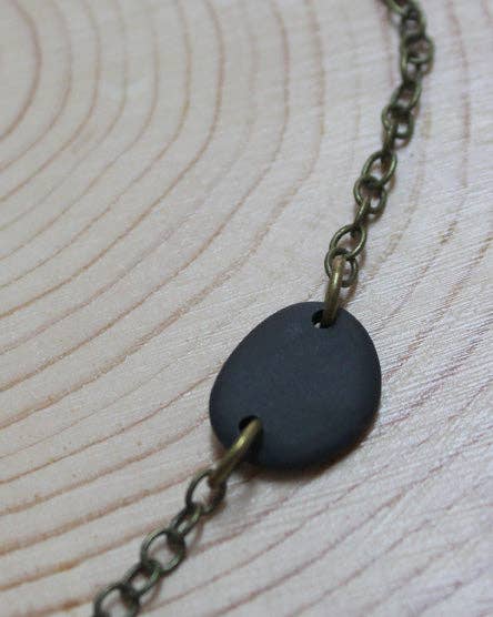 River Stone Choker: Antique brass / Black