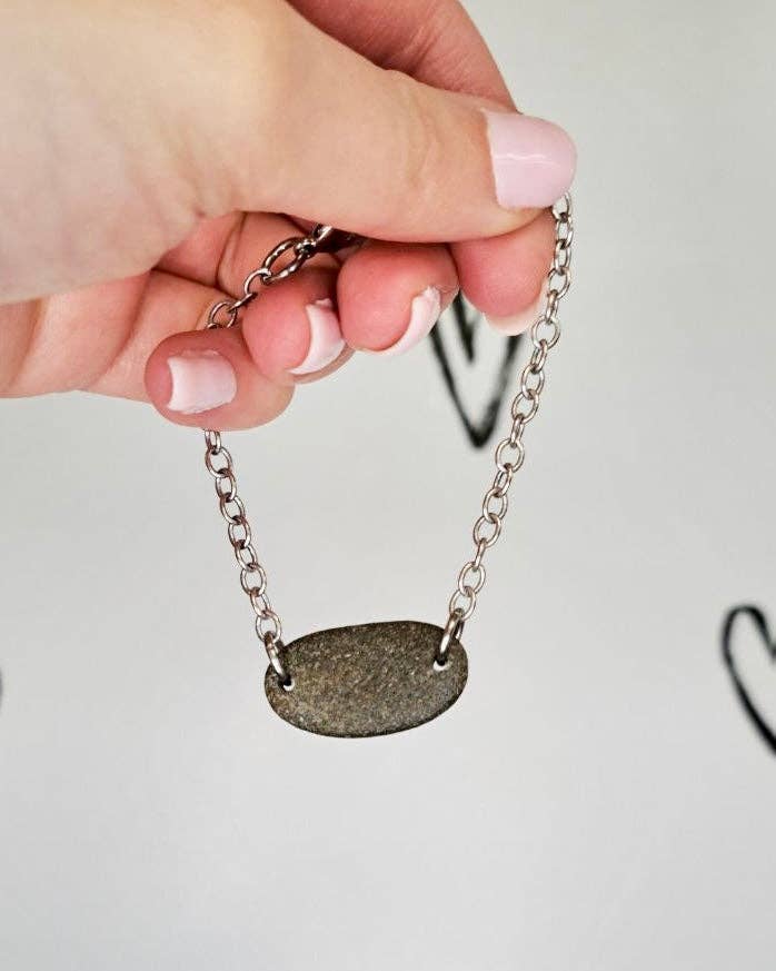 Single Stone Fixed Bracelet: Antique brass