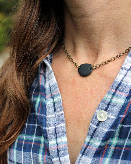 River Stone Choker: Antique brass / Black