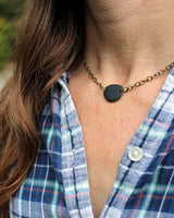 River Stone Choker: Antique brass / Black