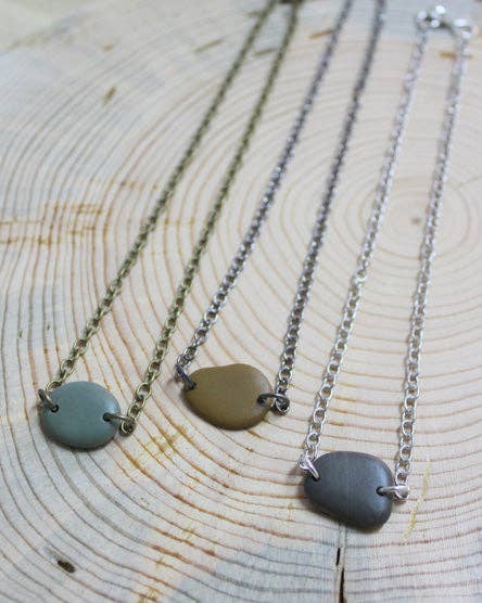 River Stone Choker: Antique brass / Black
