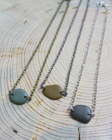 River Stone Choker: Antique brass / Black