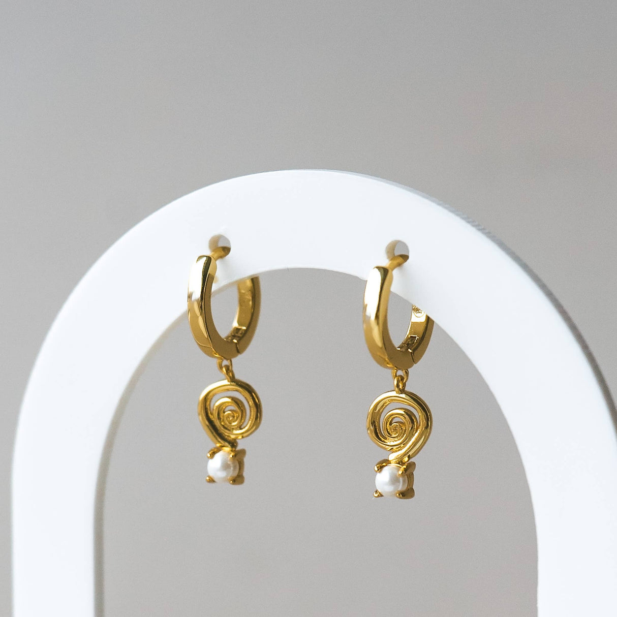 Spiro Earrings with a pearl and spiral pendant