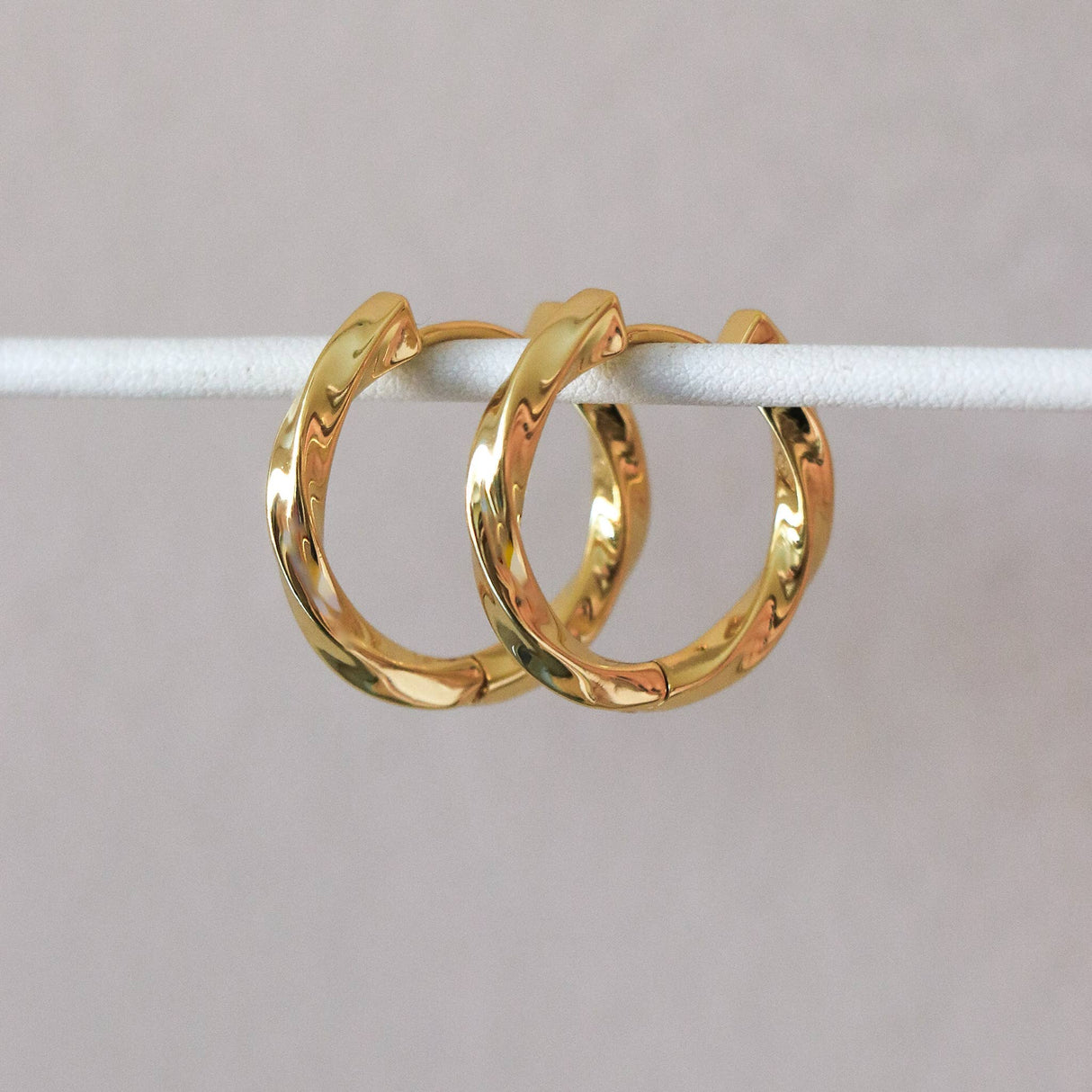 Renzo Twisted hoops earrings in gold
