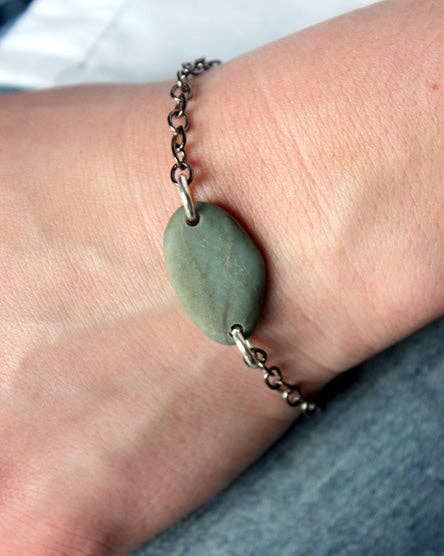 Single Stone Fixed Bracelet: Antique brass