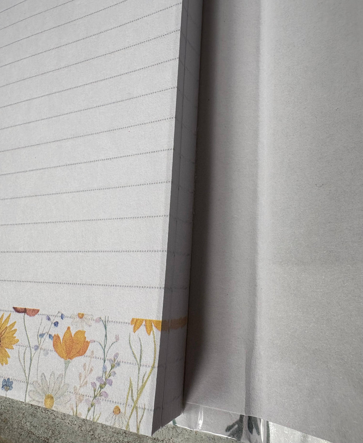Magnetic closure notepad booklet - floral - 100 sheets 