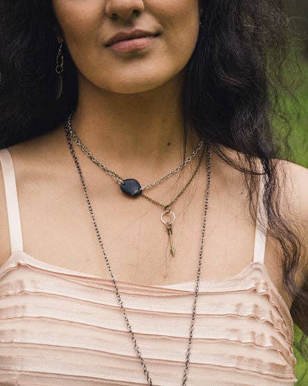River Stone Choker: Antique brass / Black