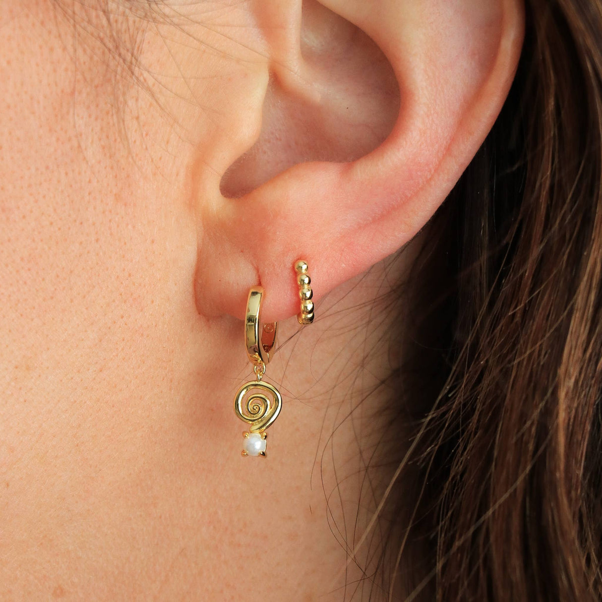 Spiro Earrings with a pearl and spiral pendant