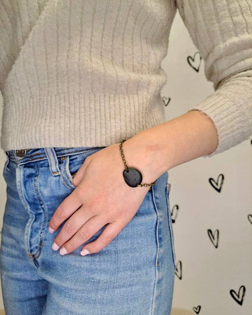 Single Stone Fixed Bracelet: Antique brass